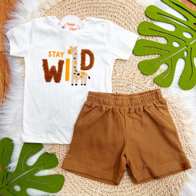 Conj. Camiseta Stay Wild e Bermuda - Off White e Marrom